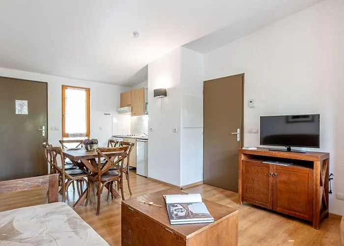 Madame Les De Valjoly *