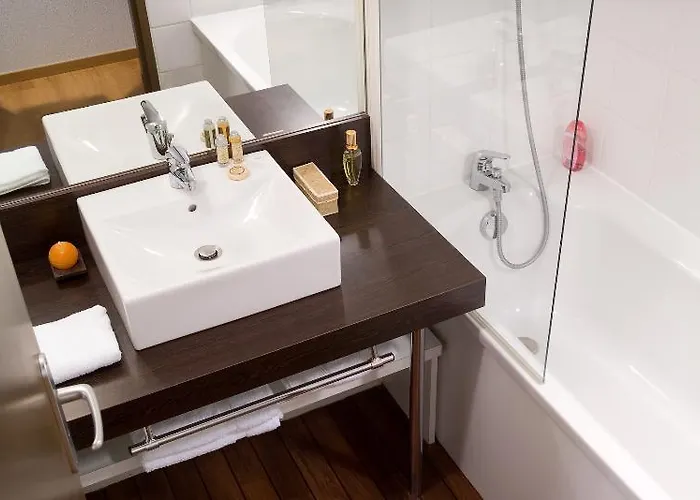 Madame Les De Valjoly Hotel *